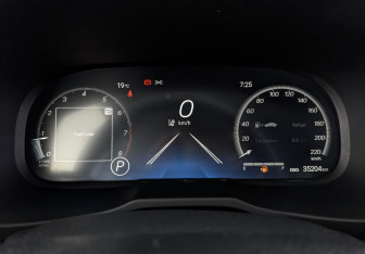Подержанный автомобиль Toyota RAV4 2024 года (16 фото)
