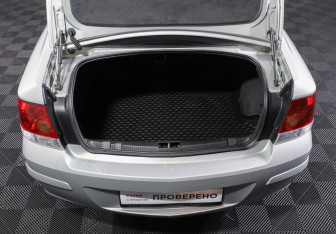 Подержанный автомобиль Opel Astra Sedan 2009 года (10 фото)