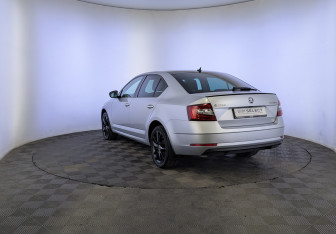 Подержанный автомобиль Skoda Octavia Liftback 2019 года (7 фото)