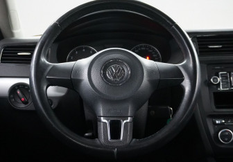 Подержанный автомобиль Volkswagen Jetta Sedan 2012 года (14 фото)