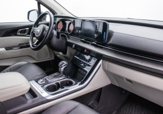 Подержанный автомобиль Kia Carnival 2021 года (10 фото)