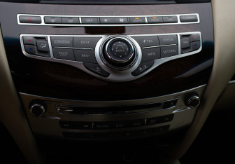 Подержанный автомобиль Infiniti JX 2013 года (21 фото)