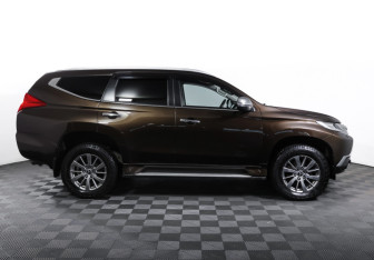 Подержанный автомобиль Mitsubishi Pajero Sport 2018 года (4 фото)
