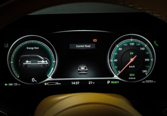 Подержанный автомобиль Voyah Dream 2023 года (17 фото)