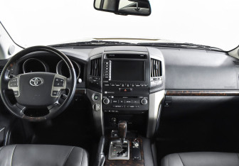 Подержанный автомобиль Toyota Land Cruiser Suv 2010 года (10 фото)