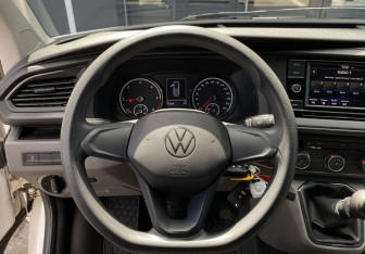 Подержанный автомобиль Volkswagen Transporter Van 2021 года (17 фото)