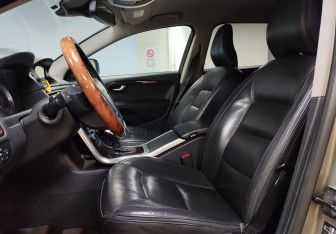 Подержанный автомобиль Volvo XC70 2012 года (10 фото)