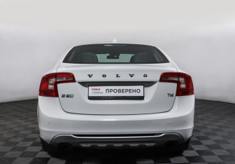 Подержанный автомобиль Volvo S60 2012 года (6 фото)