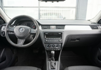 Подержанный автомобиль Skoda Rapid Liftback 2014 года (12 фото)