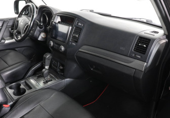 Подержанный автомобиль Mitsubishi Pajero 2013 года (6 фото)