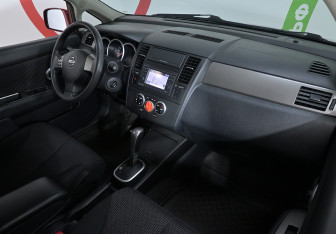 Подержанный автомобиль Nissan Tiida Hatchback 2010 года (7 фото)