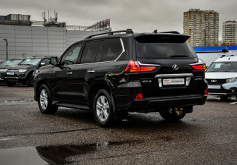 Подержанный автомобиль Lexus LX 2016 года (7 фото)