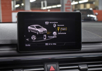 Подержанный автомобиль Audi A4 Sedan 2017 года (20 фото)