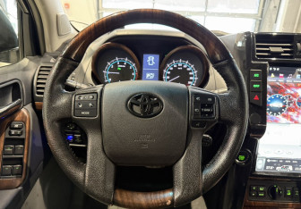 Подержанный автомобиль Toyota Land Cruiser Prado 2011 года (14 фото)