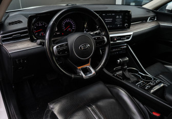 Подержанный автомобиль Kia K5 2021 года (13 фото)
