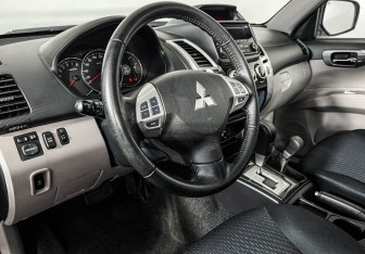 Подержанный автомобиль Mitsubishi Pajero Sport 2014 года (13 фото)