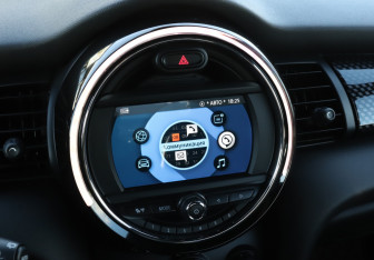 Подержанный автомобиль MINI Hatch 2019 года (16 фото)