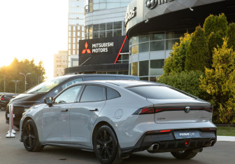Подержанный автомобиль Changan UNI-V 2023 года (5 фото)