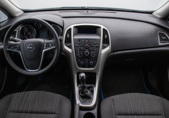 Подержанный автомобиль Opel Astra Hatchback 2011 года (13 фото)