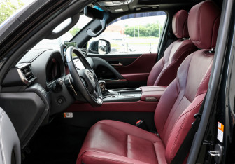 Подержанный автомобиль Lexus LX 2025 года (19 фото)
