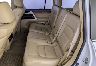 Подержанный автомобиль Toyota Land Cruiser Suv 2016 года (12 фото)