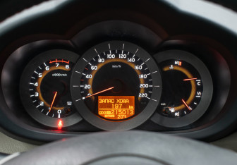 Подержанный автомобиль Toyota RAV4 2006 года (8 фото)