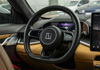 Подержанный автомобиль Zeekr 001 2023 года (10 фото)