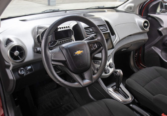 Подержанный автомобиль Chevrolet Aveo Hatchback 2014 года (16 фото)