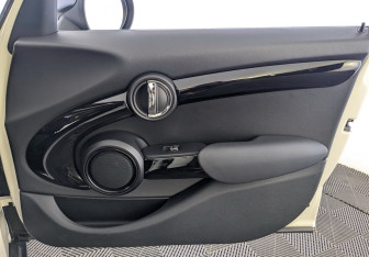 Подержанный автомобиль MINI Hatch 2019 года (23 фото)