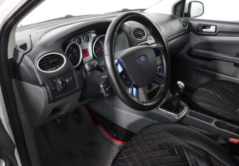 Подержанный автомобиль Ford Focus Hatchback 2011 года (9 фото)