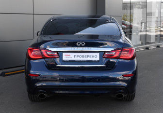 Подержанный автомобиль Infiniti Q70 2015 года (6 фото)