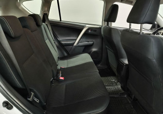 Подержанный автомобиль Toyota RAV4 2013 года (13 фото)