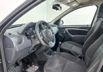 Подержанный автомобиль Renault Duster 2017 года (8 фото)