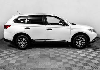 Подержанный автомобиль Mitsubishi Outlander 2015 года (4 фото)
