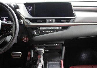 Подержанный автомобиль Lexus ES 2019 года (13 фото)