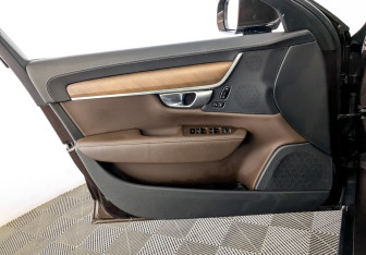 Подержанный автомобиль Volvo S90 2019 года (19 фото)