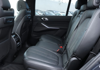 Подержанный автомобиль BMW X7 2021 года (10 фото)