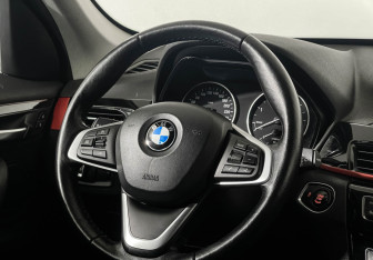 Подержанный автомобиль BMW X1 2017 года (15 фото)