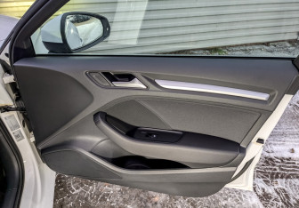 Подержанный автомобиль Audi A3 Sedan 2017 года (23 фото)