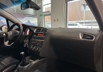 Подержанный автомобиль Citroen C4 Hatchback 2012 года (10 фото)