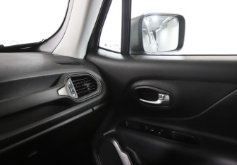 Подержанный автомобиль Jeep Renegade 2019 года (17 фото)