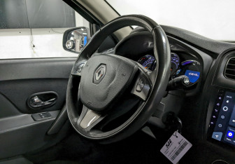 Подержанный автомобиль Renault Sandero 2016 года (20 фото)