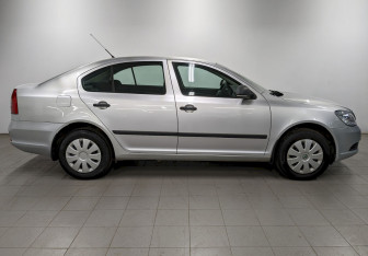 Подержанный автомобиль Skoda Fabia Hatchback 2010 года (4 фото)