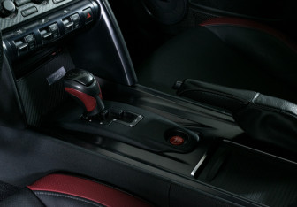 Подержанный автомобиль Nissan GT-R 2011 года (16 фото)