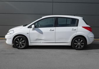 Подержанный автомобиль Nissan Tiida Hatchback 2012 года (7 фото)