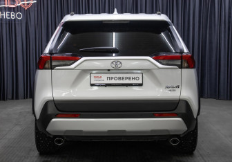 Подержанный автомобиль Toyota RAV4 2024 года (6 фото)