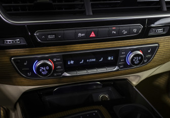 Подержанный автомобиль Audi Q7 2016 года (16 фото)