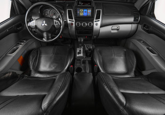 Подержанный автомобиль Mitsubishi Pajero Sport 2014 года (12 фото)