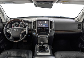 Подержанный автомобиль Toyota Land Cruiser Suv 2017 года (14 фото)