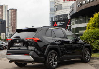 Подержанный автомобиль Toyota RAV4 2024 года (4 фото)